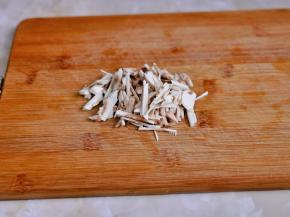 白玉菇洗净去根切丝。