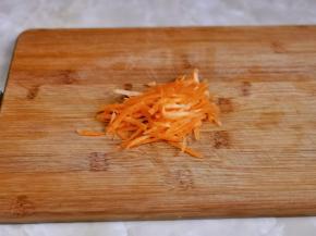  胡萝卜去皮洗净切丝。