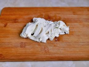 内酯豆腐切条。