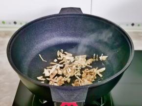 起油锅加入白玉菇丝煸炒。