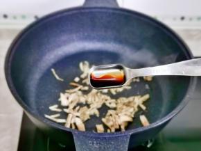 加入一小勺酱油。