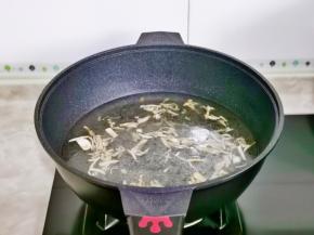 加入适量纯净水烧开。