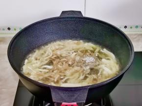 加入切好的豆腐，再次烧开。