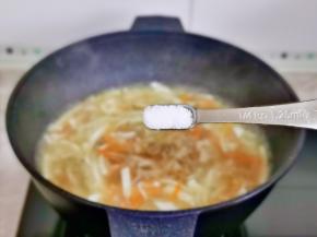 按个人口味加入盐，大火煮两分钟。