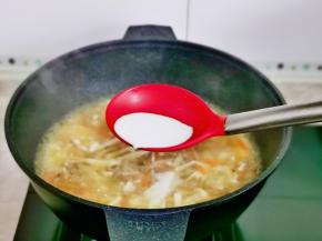 淀粉加入少许水化开淋入汤中。