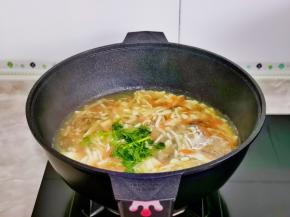 汤汁浓稠后关火加入切好的香菜段，借助余温烫熟即可。