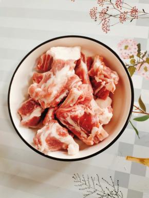 排骨剁成小块，洗净备用！