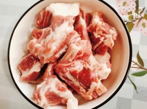 排骨剁成小块，洗净备用！