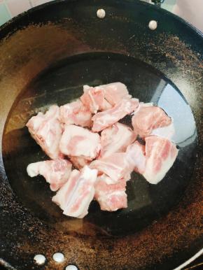 排骨冷水下锅，放入适量的料酒焯水两分钟！
