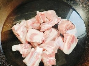 排骨冷水下锅，放入适量的料酒焯水两分钟！