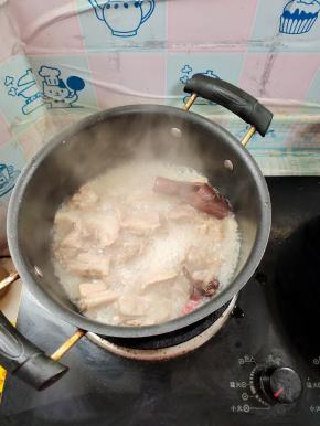 焯水后的排骨放入锅中，放入八角，桂皮，生姜，干辣椒，花椒，一勺盐，倒入适量的开水煮30分钟左右，煮至排骨可以轻松的离骨即可！