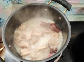 焯水后的排骨放入锅中，放入八角，桂皮，生姜，干辣椒，花椒，一勺盐，倒入适量的开水煮30分钟左右，煮至排骨可以轻松的离骨即可！