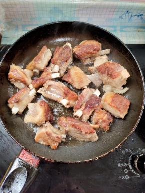 平底锅烧热，倒入适量的油，放入煮熟的排骨，煎至两面金黄！