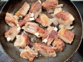 平底锅烧热，倒入适量的油，放入煮熟的排骨，煎至两面金黄！