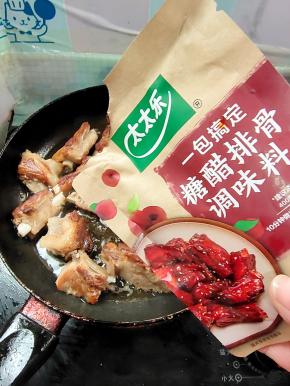 放入适量的糖醋排骨调味料，翻炒片刻！
