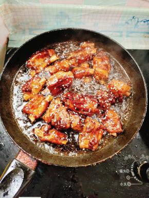 起锅前放入适量的水淀粉勾芡，撒上白芝麻即可！