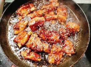 起锅前放入适量的水淀粉勾芡，撒上白芝麻即可！