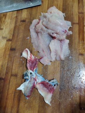 鲢鱼去掉头，把鱼肉片开，去掉鱼骨！去鱼皮！