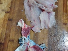 鲢鱼去掉头，把鱼肉片开，去掉鱼骨！去鱼皮！