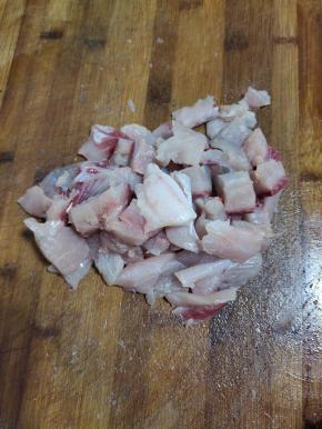 把鱼肉切成小块！