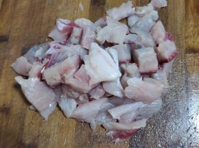 把鱼肉切成小块！