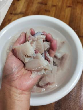 加入清水，把鱼肉清洗几遍，捞出控干水分备用！