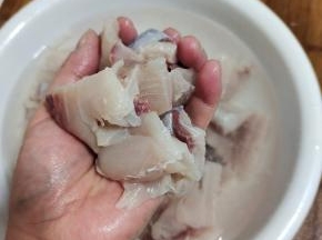 加入清水，把鱼肉清洗几遍，捞出控干水分备用！