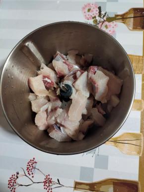 把鱼肉放入绞肉机中！