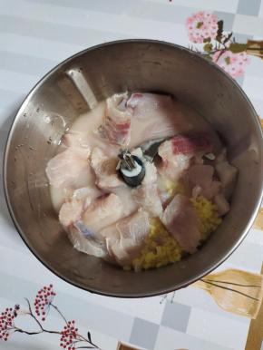 倒入适量的生姜水和水淀粉！水要没过鱼肉即可！