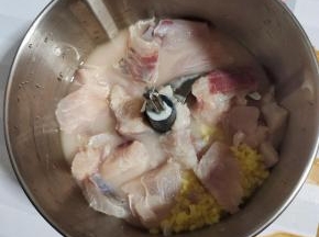 倒入适量的生姜水和水淀粉！水要没过鱼肉即可！
