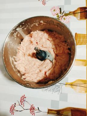 搅打成泥状！(可以反复多搅打几次，让鱼肉更细腻！)