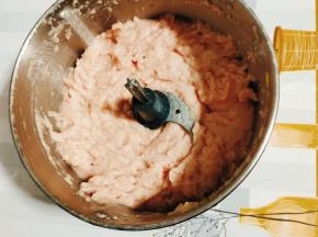 搅打成泥状！(可以反复多搅打几次，让鱼肉更细腻！)