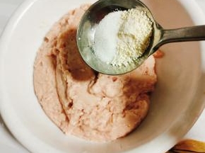 加入1勺盐，1勺鸡精！