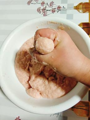 直到搅打上劲儿，可以挤出丸子就可以了！