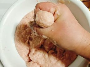 直到搅打上劲儿，可以挤出丸子就可以了！