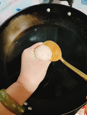 用虎口处挤出丸子，用勺子挖丸子！