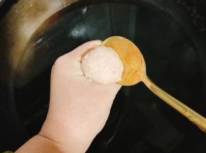 用虎口处挤出丸子，用勺子挖丸子！