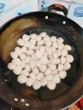 把所有的丸子都放进锅里，开小火，把鱼丸放上去烧！！