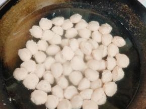 把所有的丸子都放进锅里，开小火，把鱼丸放上去烧！！