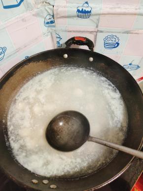 一边烧一边轻轻的搅动！千万不要把水烧开！