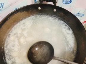 一边烧一边轻轻的搅动！千万不要把水烧开！