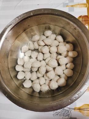 等鱼丸熟了就捞出来，放在凉水里就好了！