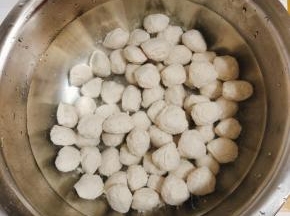 等鱼丸熟了就捞出来，放在凉水里就好了！