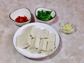 准备食材，大蒜去皮切碎，香菜洗净切段，臭豆腐，洗干净擦干水分。