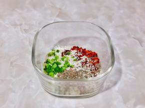 蒜末，辣椒粉，孜然熟，熟白芝麻，葱花放入碗中。