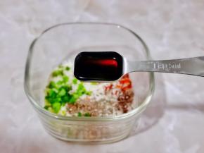 加入两小勺酱油。