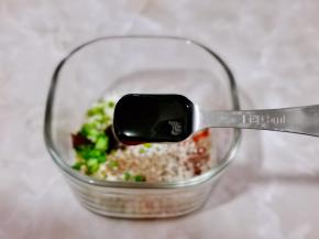 再加入一勺蚝油。