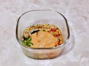 花生酱加水调制浓稠倒入碗中，再淋上一勺热油。