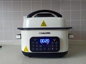 烘烤到15分钟按暂停键，给鸡翅表面刷一层蜂蜜水继续烤就可以。