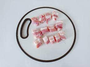 五花肉切成小方块。